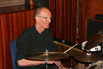 Aad aan het drummen.