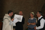 Aad, Dick en Fred krijgen een pentekening van de parochie.