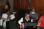 Het combo bezig met de soundcheck.