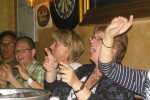 De stemming zit er goed in bij de karaoke