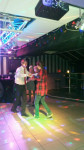 Tenor Dick danst een quick-set met dochter Eva