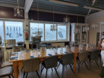 De lege tafel wacht op wat komen gaat 
