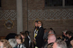 Steeds meer leden stonden op en zongen