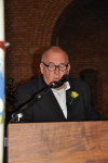 Ceremoniemeester René leidt de liedjes in