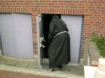 Zuster Charlotte op weg naar De Kelder van de Koster....