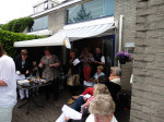 Iedereen gaat klaarstaan voor het lied voor Irene