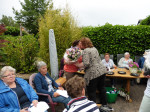 Conny overhandigt de bloemen