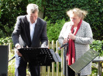 Dick helpt fluitiste Charlotte met de bladmuziek ivm wind