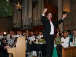Rob laat de mensen in de kerk ook meezingen
